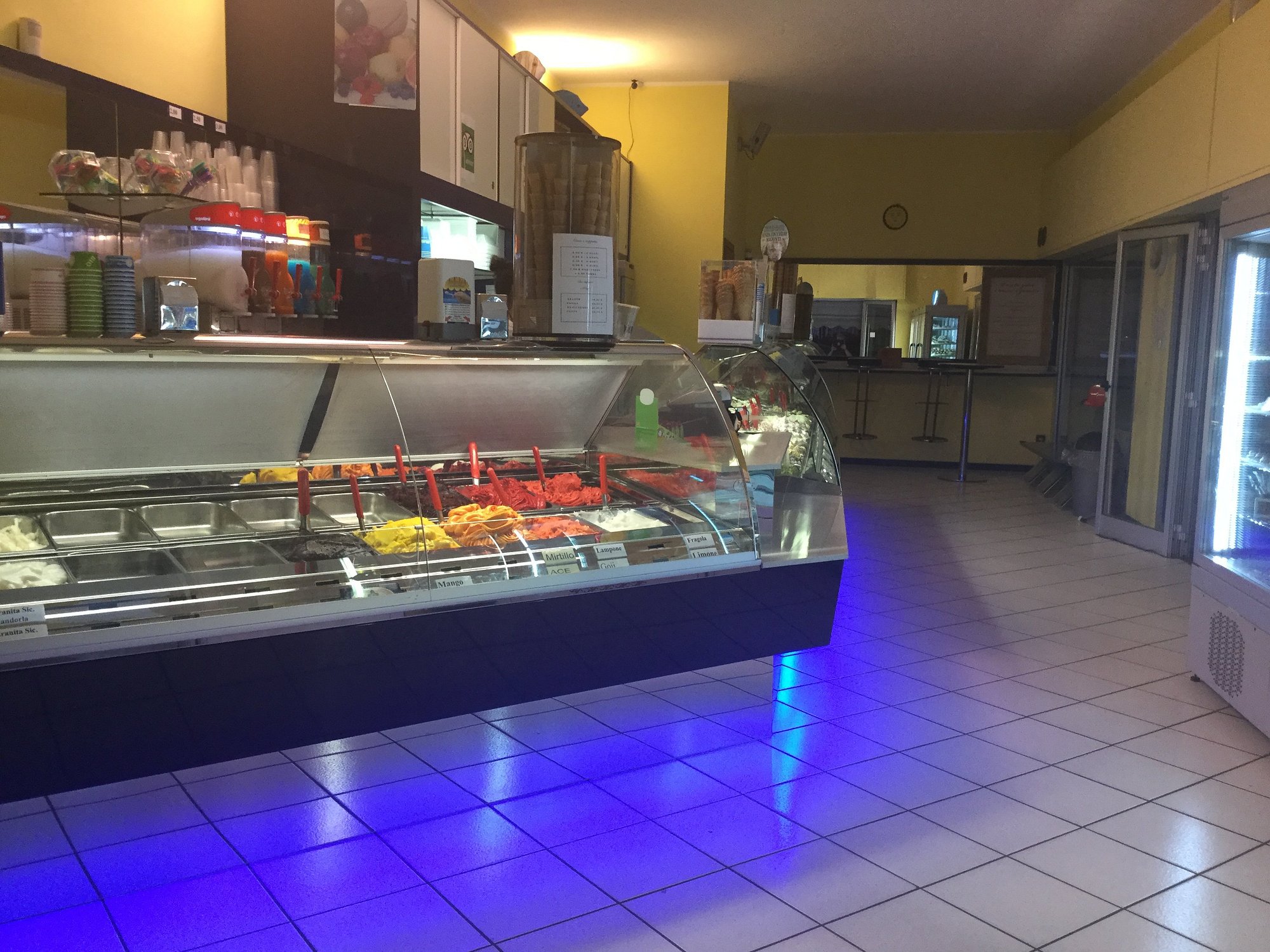L'interno di Gelateria Splash con la grande vetrina dei gusti